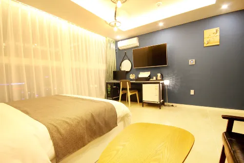 HY Realty Hotel Rooms Photos