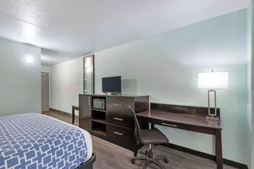 Ramada by Wyndham des Moines Airport Rum Photos