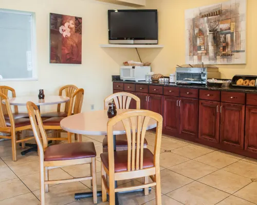 Econo Lodge Old Town Restauration Photos