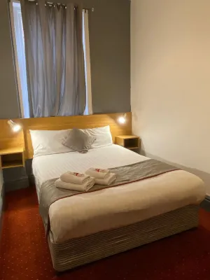 Alumhurst Hotel Rooms Photos