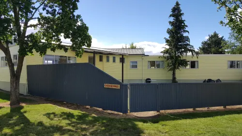 High Country Motel & Backpackers Exterior Photos