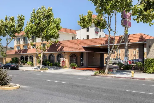 Best Western Plus South Bay Hotel Exterior Photos