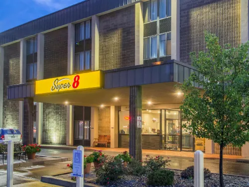 Super 8 by Wyndham Liverpool/Syracuse North Airport Exterior Photos