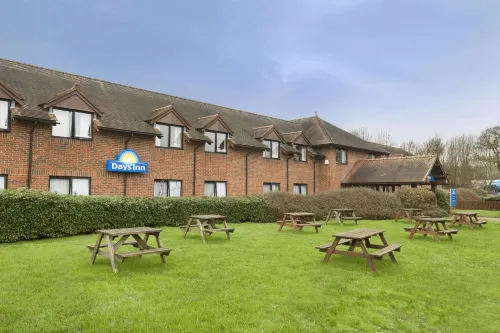 Days Inn by Wyndham Sevenoaks Clacket Lane Exterior Photos