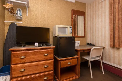 Canadas Best Value Inn Chinook Station Rooms Photos