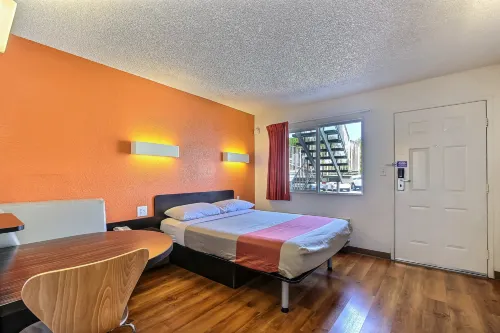 Motel 6 Pleasanton, CA Rooms Photos