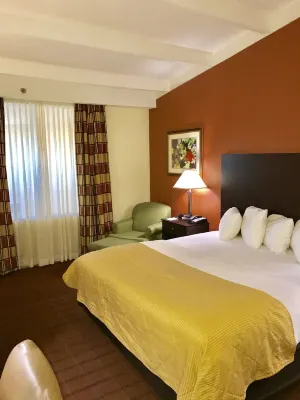 Clarion Hotel & Suites Hamden-New Haven Rooms Photos