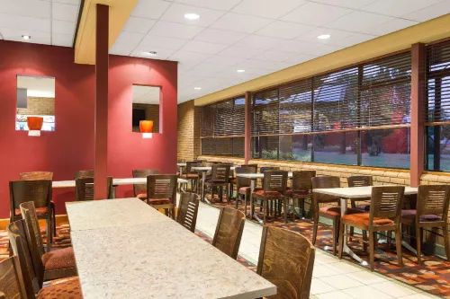 Days Inn by Wyndham Hamilton Restauration Photos