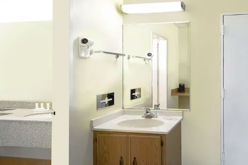 Howard Johnson by Wyndham Newburgh/West Point Rooms Photos