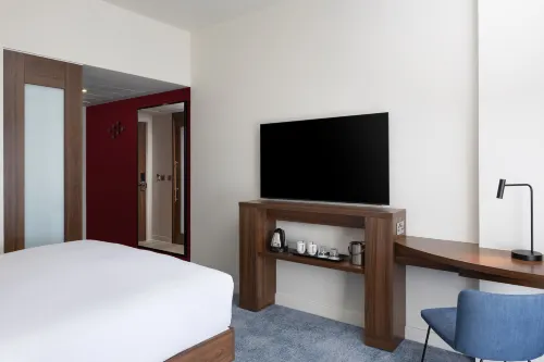 Hampton by Hilton London Gatwick Airport Rooms Photos
