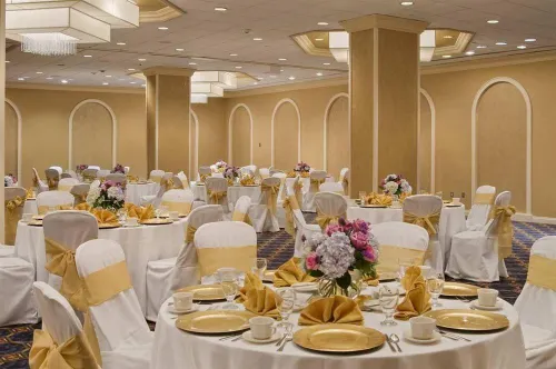 DoubleTree by Hilton Newark Penn Station Restauration Photos