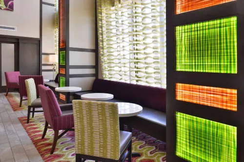 Hampton Inn & Suites Dallas Market Center Restauration Photos