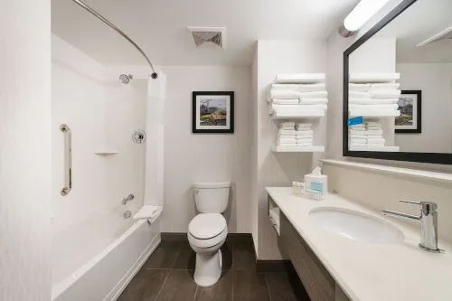 Holiday Inn & Suites Anaheim (1 Blk/Disneyland®) Rooms Photos