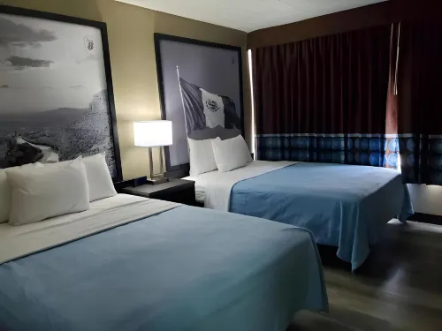 Super 8 by Wyndham Laredo Zimmer Photos