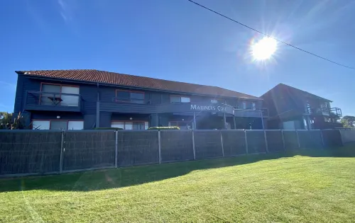 Mariners Cove Waterfront Motel and Apartments Exterior Photos