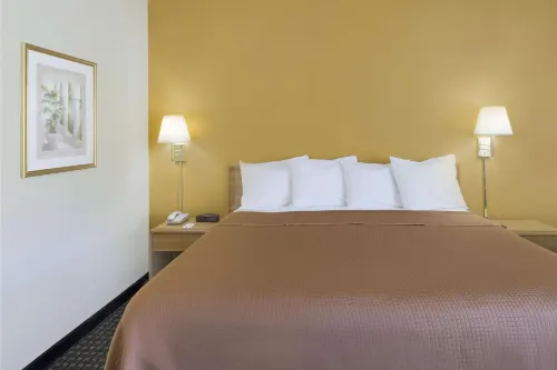Howard Johnson by Wyndham Newburgh/West Point Rooms Photos