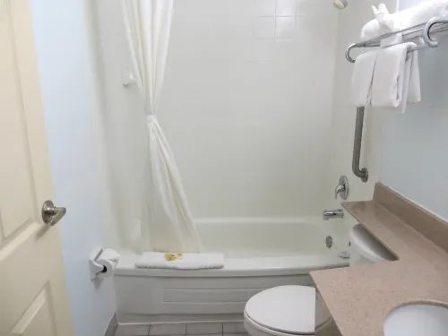 Days Inn by Wyndham Toronto West Mississauga Rooms Photos