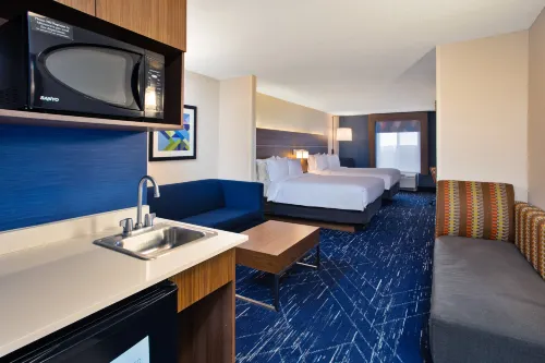 Holiday Inn Express & Suites Auburn Hills Rooms Photos