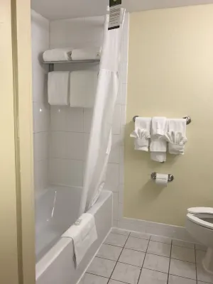 Clarion Hotel & Suites Hamden-New Haven Rooms Photos