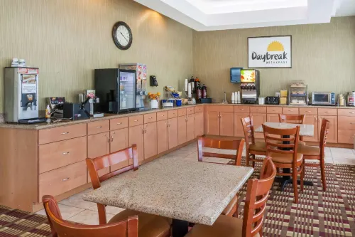 Days Inn by Wyndham Windsor Locks / Bradley Intl Airport Dining Photos