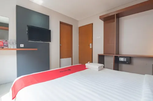 RedDoorz Plus @ Dago Pojok 3 Kamar Photos