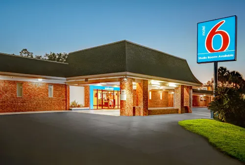Motel 6 Tallahassee, FL - Downtown Exterior Photos