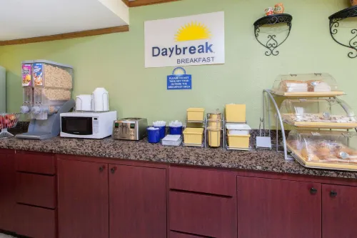 Days Inn & Suites by Wyndham Madison Heights MI Dining Photos