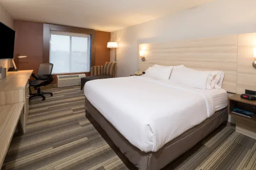 Holiday Inn Express & Suites Detroit - Utica Zimmer Photos