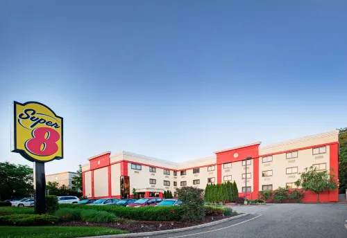 Super 8 by Wyndham Mahwah Rooms Photos