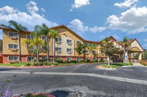 Comfort Suites Near Six Flags Magic Mountain Exterior Photos