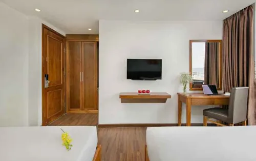 La Beach Hotel Photos