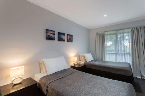 Best Western Colonial Village Motel Rooms Photos