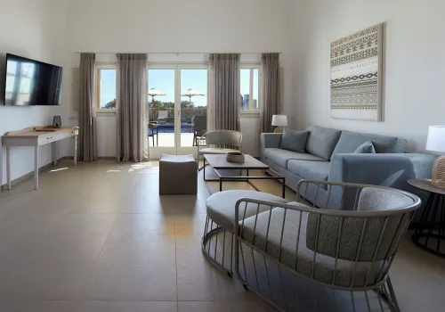 Sea Breeze Santorini Beach Resort, Curio Collection by Hilton Chambres Photos