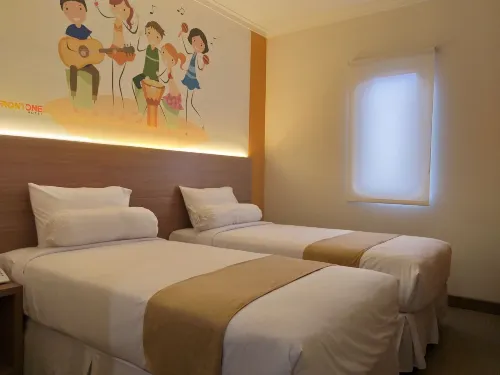 Front One Hotel Tulungagung Photos