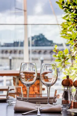 Radisson Blu Waterfront Hotel, Jersey Restauration Photos