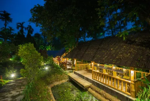 Royal Hotel and Outbound Trawas Espaces publics Photos