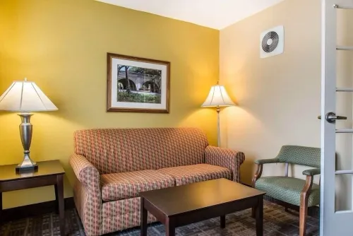 Clarion Hotel & Suites Hamden-New Haven Rooms Photos
