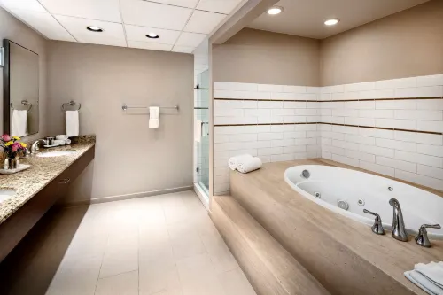 DoubleTree by Hilton Ontario Airport Rum Photos