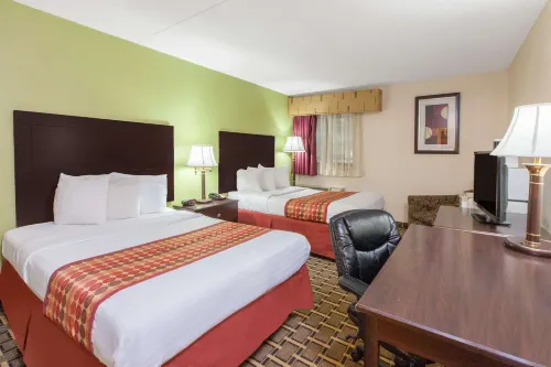 Days Inn & Suites by Wyndham Madison Heights MI Rooms Photos