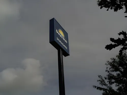 Days Inn by Wyndham Sevenoaks Clacket Lane Photos