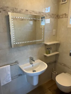 Oakwood Bed and Breakfast Heathrow Rooms Photos