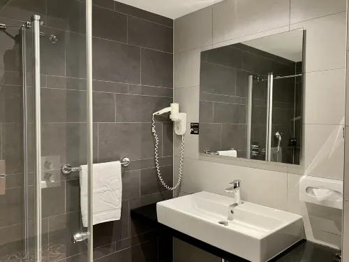 XO Hotels Park West Zimmer Photos