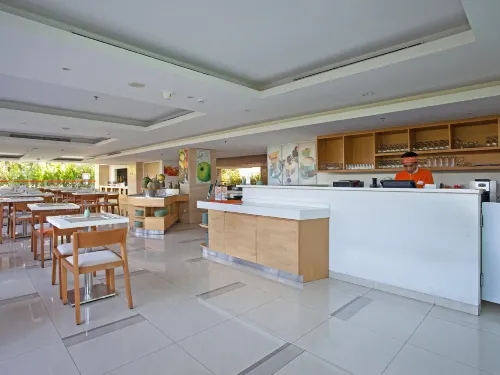 Harris Hotel Kuta Galleria - Bali Makanan Photos