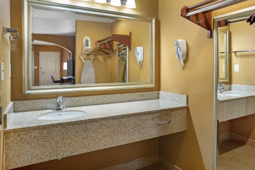 Best Western Exeter Inn  Suites Rooms Photos