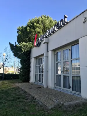 Campanile Montpellier Est - Le Millénaire Extérieur Photos