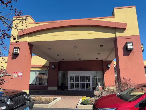 Clarion Hotel & Suites Hamden-New Haven Exterior Photos