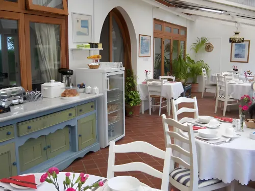 Trumbles Gatwick B&B Dining Photos