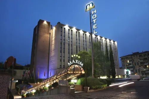 Hotel Maxim Exterior Photos