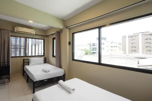 RQ Bangkok Huai Khwang by Collection O Photos