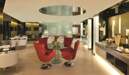 Regal Oriental Hotel Restauration Photos